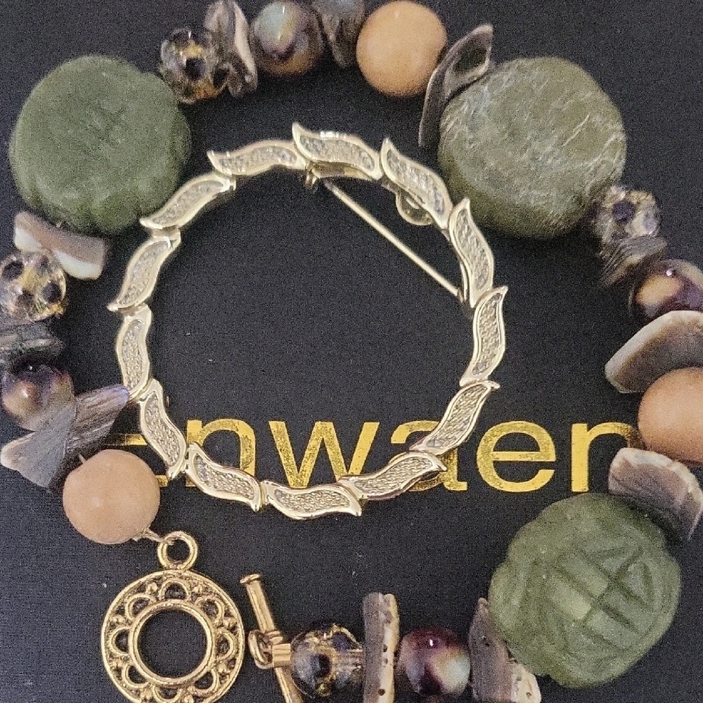 Green jade vintage bracelet and Gold vintage fairy circle Brooch​​